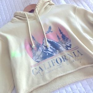 Hollister light yellow crop top sweater hoodie Yosemite valley graphic